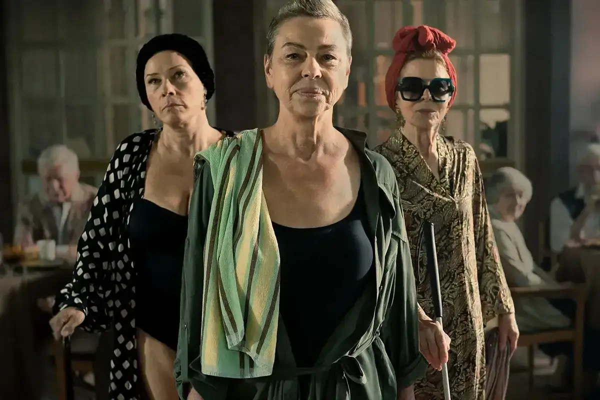 Trzy kobiety w średnim wieku, w tym jedna z laską, wyglądają na gotowe na nowe przygody. To zapowiedź nowości na Netflixie!