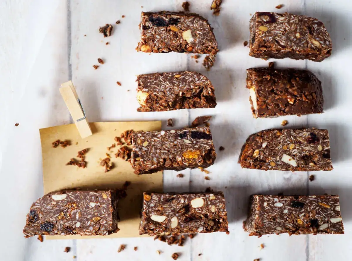 różne rodzaje domowych batonów proteinowych, batony bez pieczenia