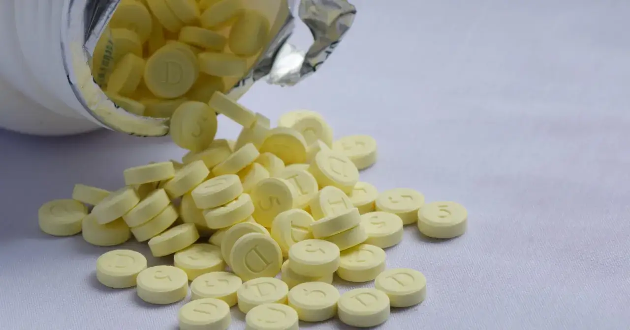 Żółte tabletki z literą 