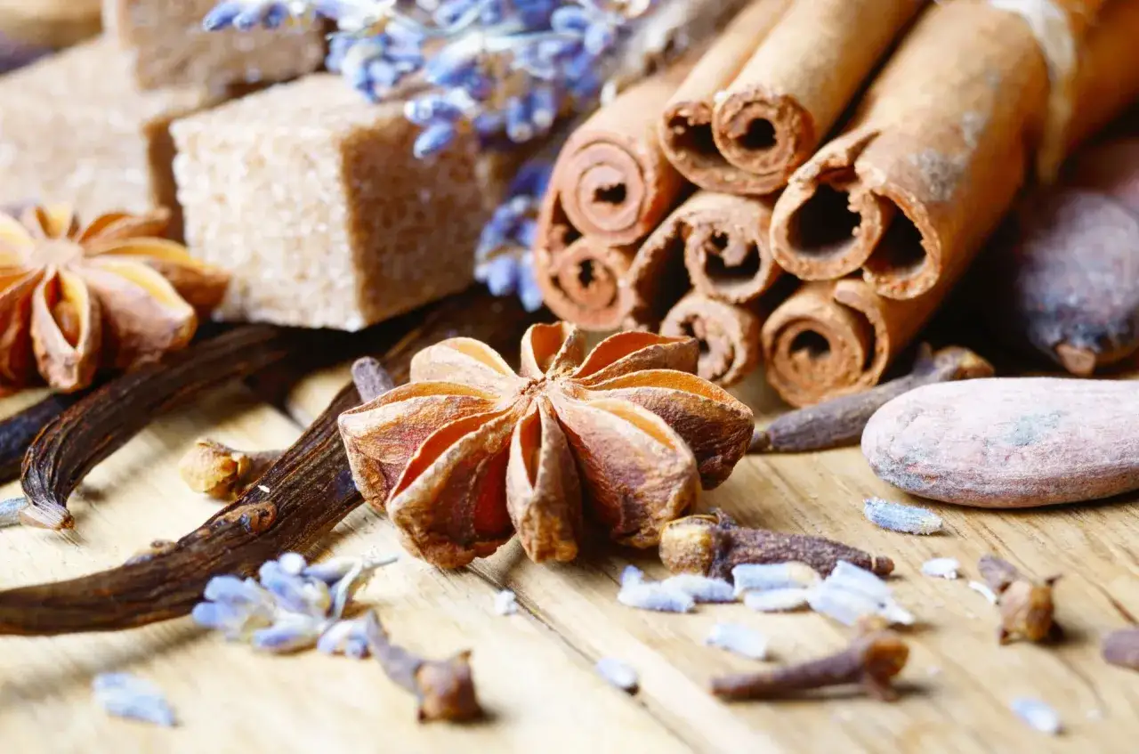przyprawy korzenne cynamon goździki anyż