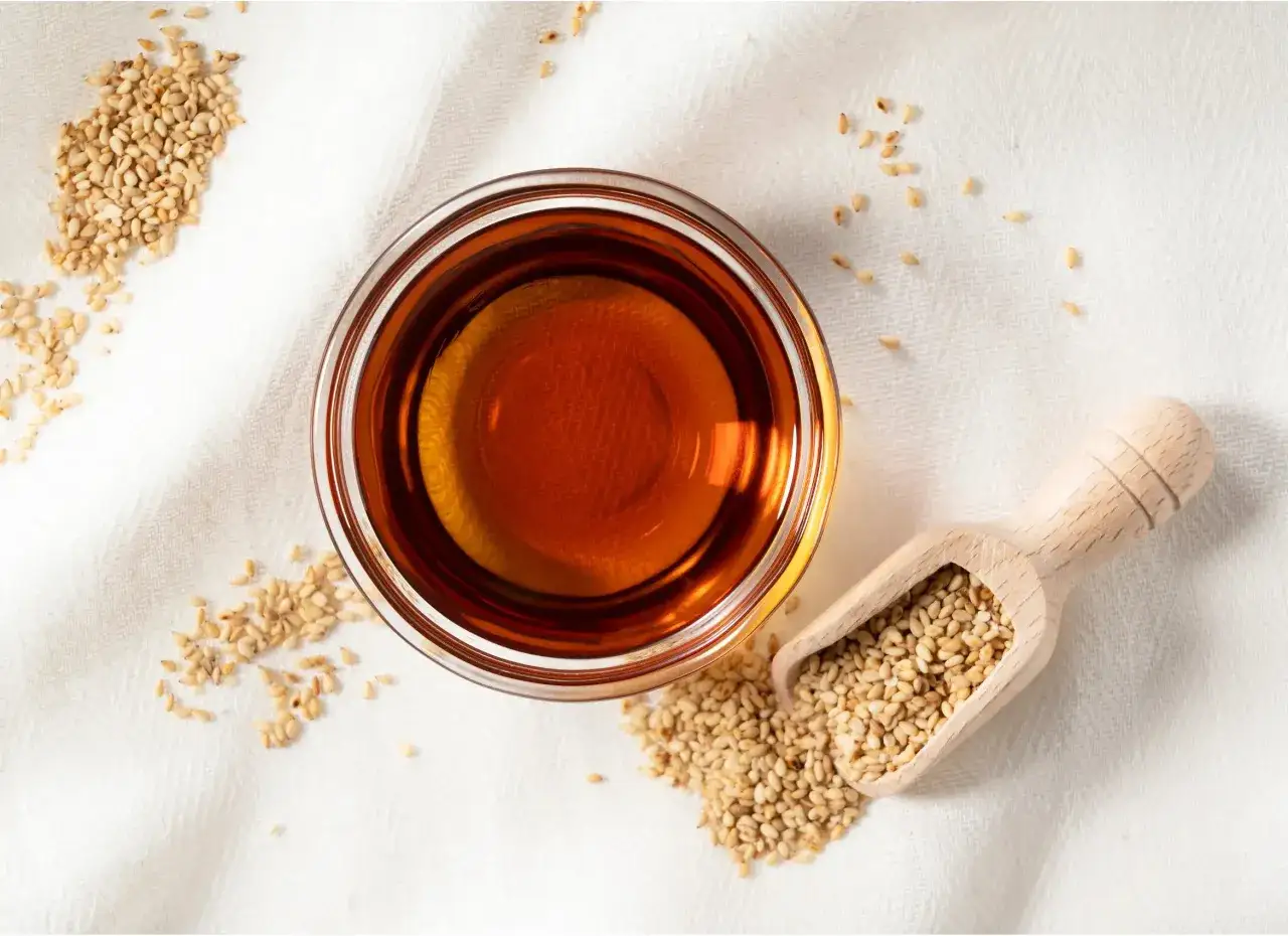 Olej sezamowy do czego? Do sałatek, sos&oacute;w, marynat, a nawet do deser&oacute;w. Wszechstronny dodatek do kuchni.