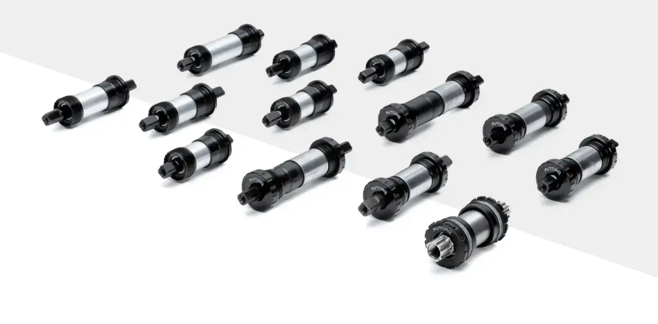 Kilka suport&oacute;w rowerowych, w tym jeden z widocznym napisem 