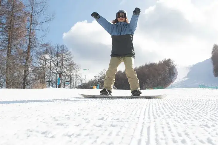 Snowboarder wykonujący spadający liść heelside