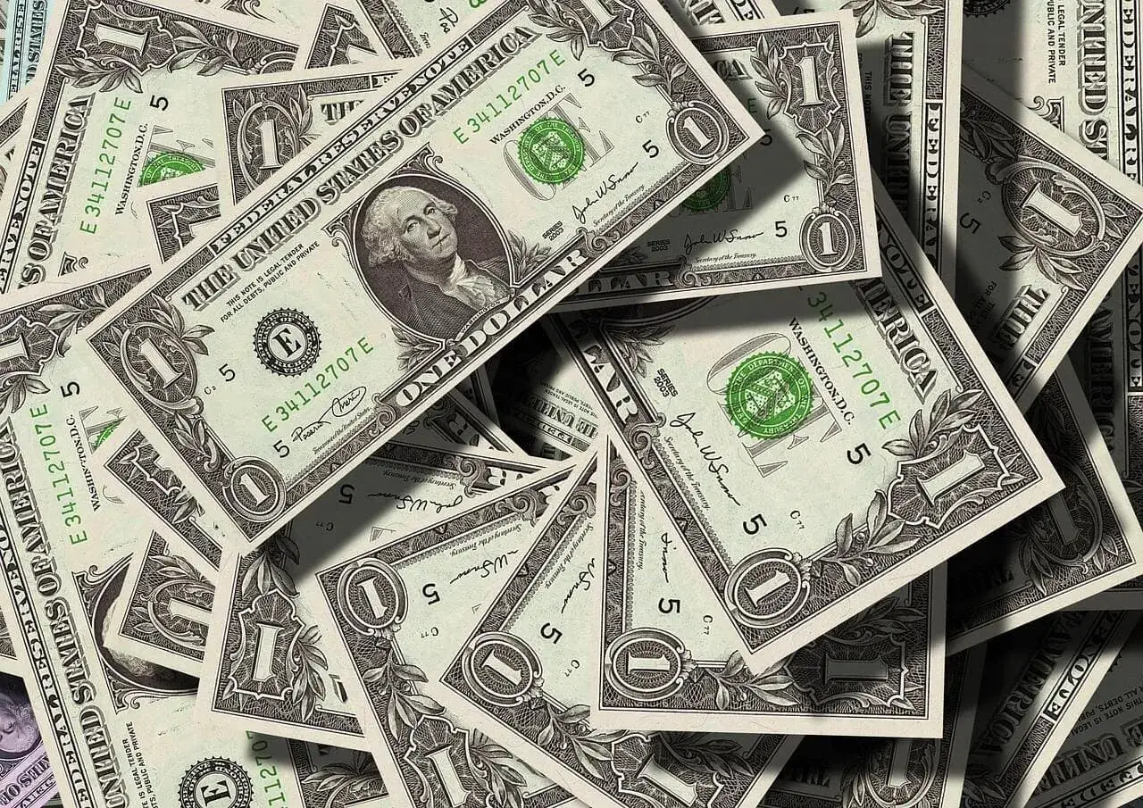 Stos jednodolarowych banknotów. Taka ilość gotówki może pomóc pokryć dział spadku koszty.