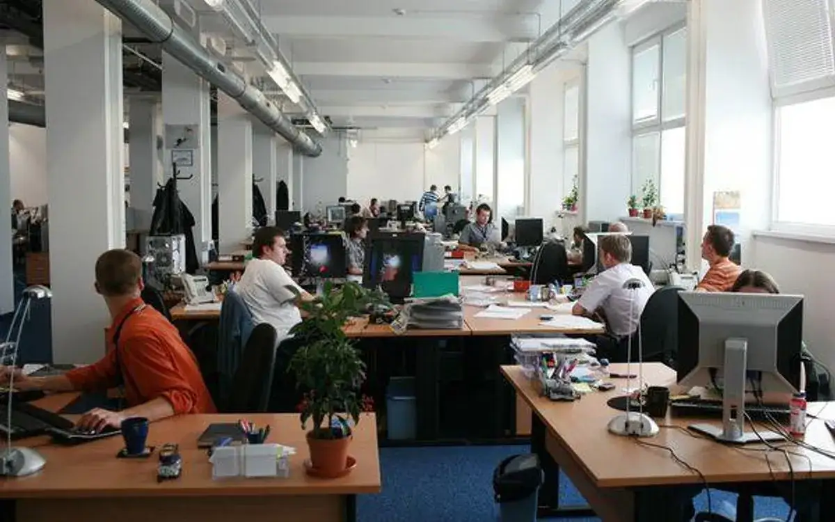 kandydat wykonujący zadanie pr&oacute;bne przy komputerze