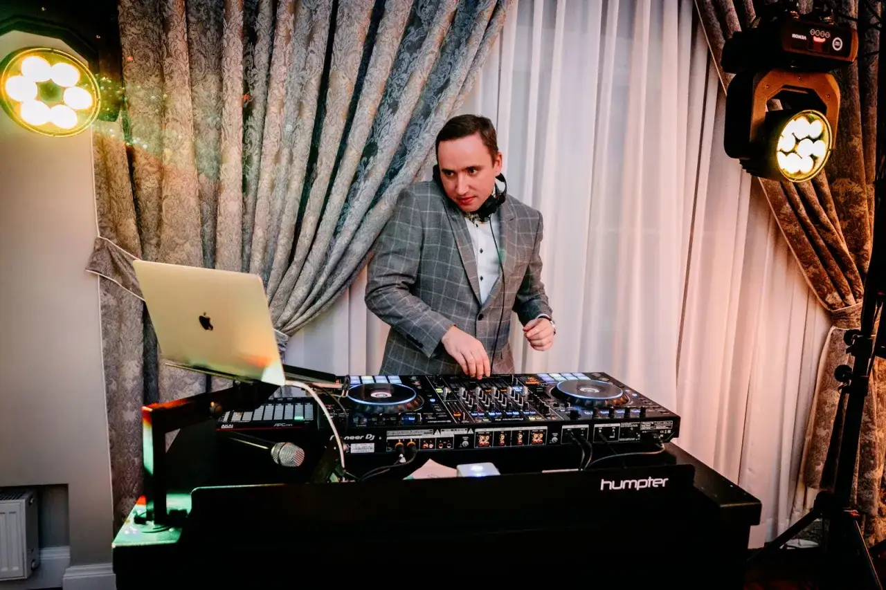 DJ z profesjonalnym profilem w mediach społecznościowych