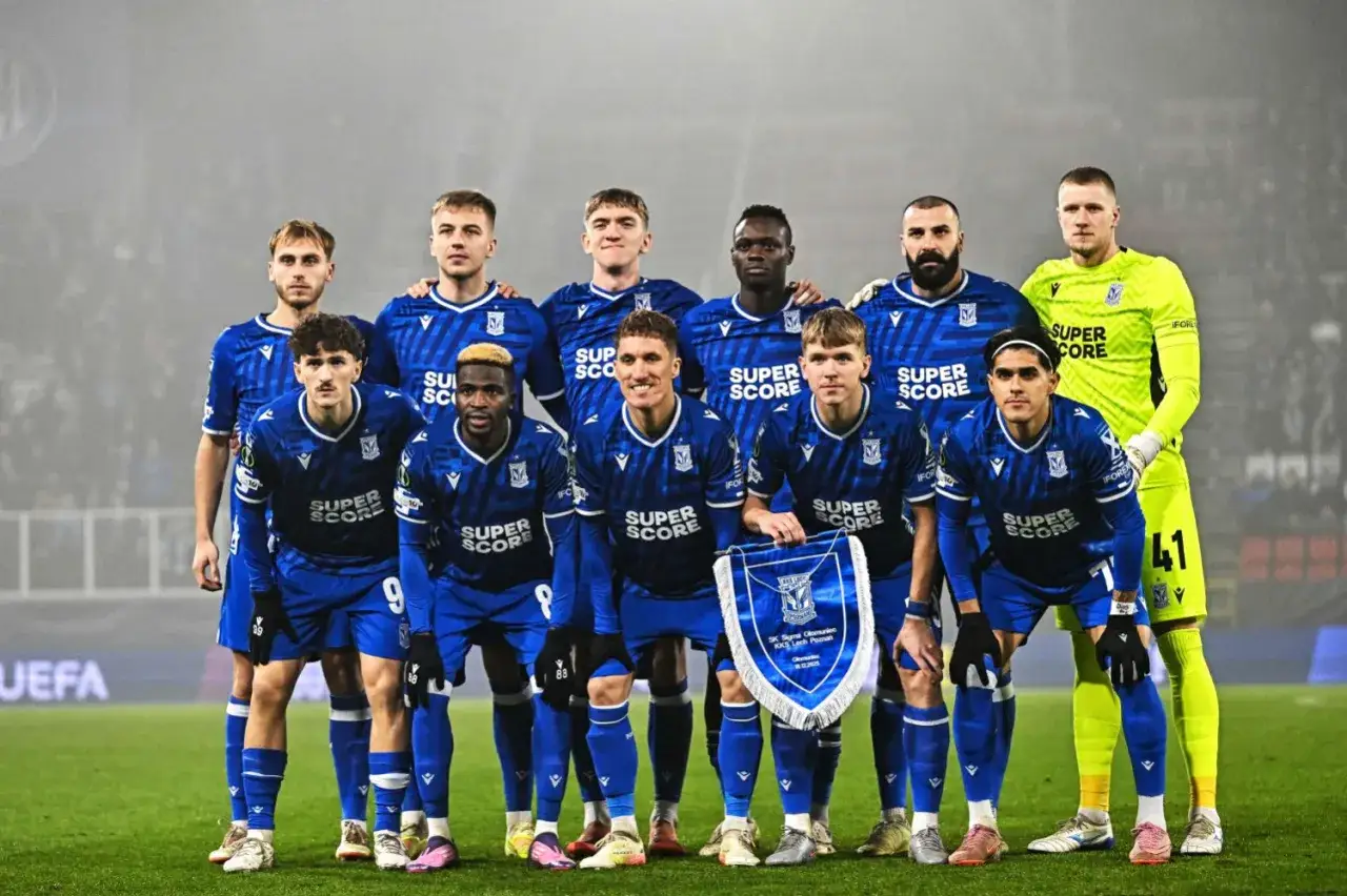 Drużyna Lecha Poznań w komplecie, gotowa na kolejne mecze. Czy lech pogłoski transferowe okażą się prawdziwe?