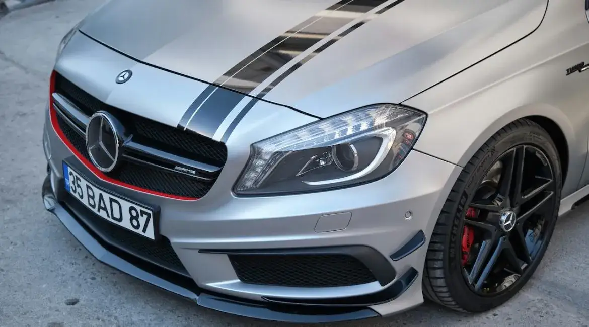 samoch&oacute;d oklejony folią vs lakierowany