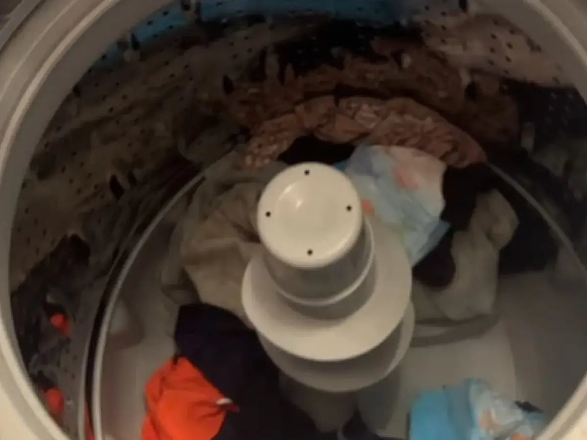 Pralka z pieluchami w środku