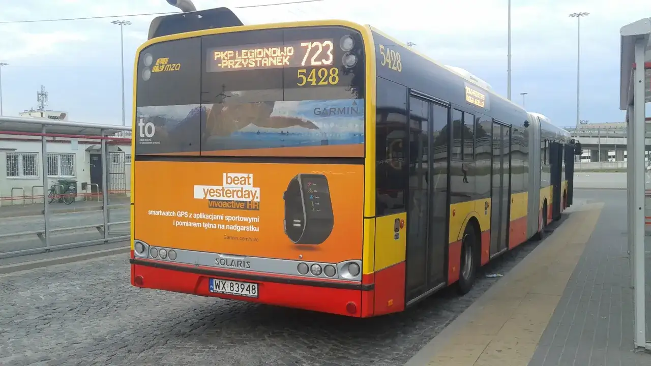 Autobus ZTM 723 na przystanku
