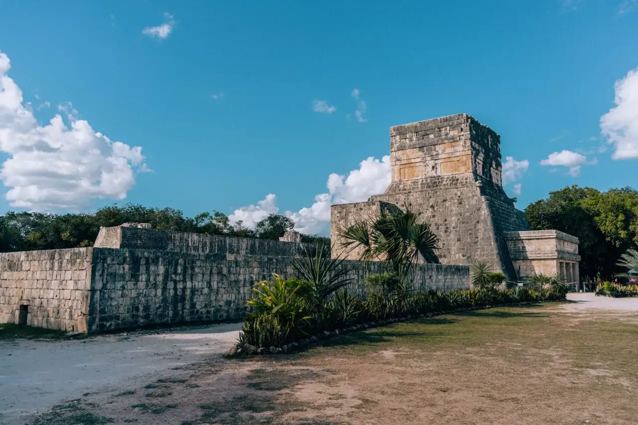 Kamienne ruiny w Chichen Itza, przypominające o pytaniu, dlaczego cywilizacja Majów upadła.