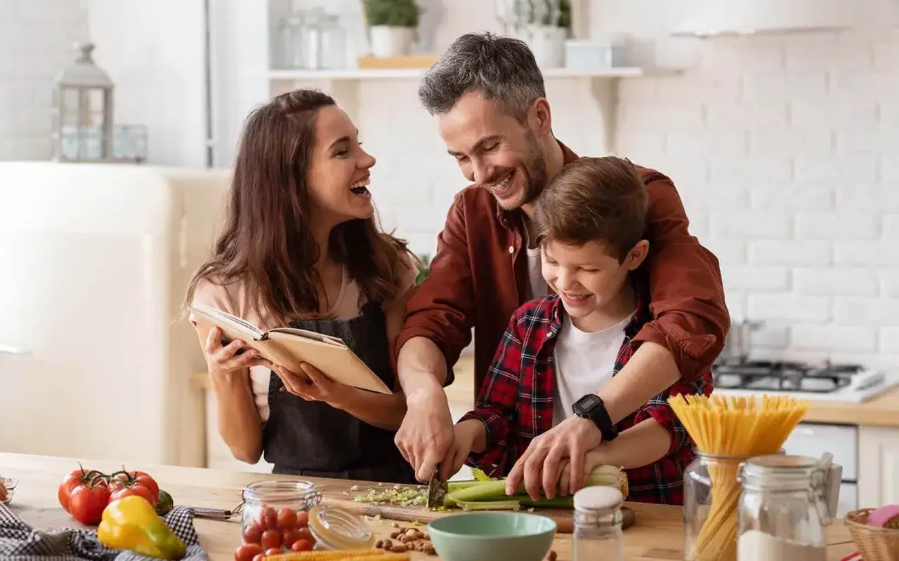 Rodzina wspólnie gotuje, co oznacza self catering. Radość i nauka w kuchni.