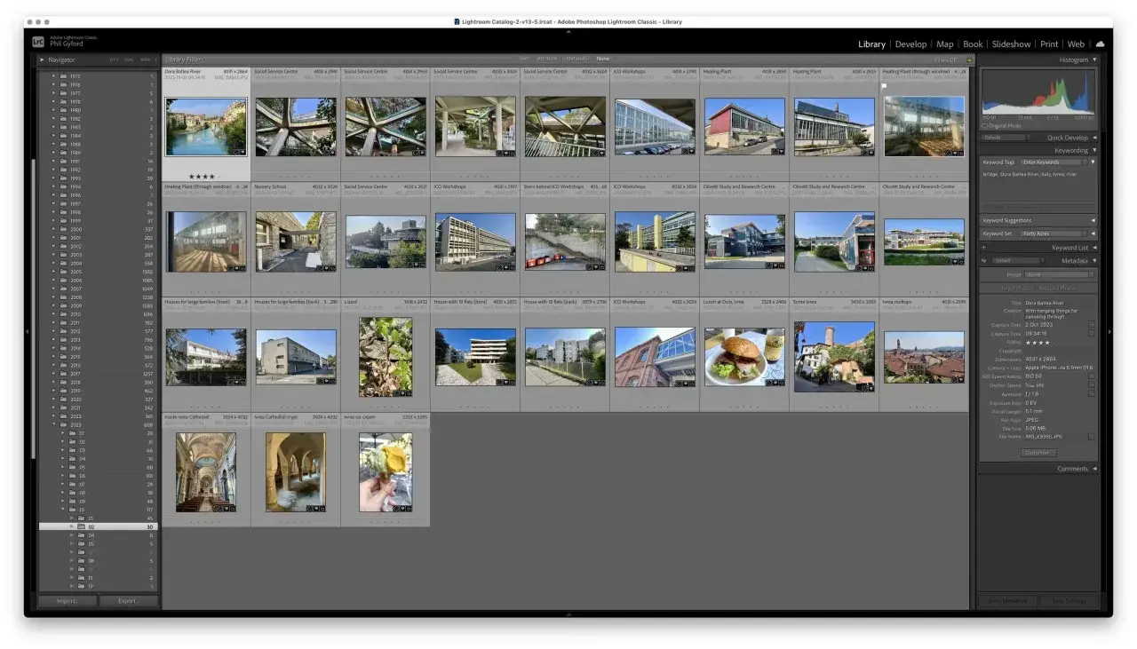 Program do katalogowania zdjęć. Widok biblioteki Adobe Lightroom Classic z miniaturami zdjęć budynków, mostu, wnętrz i jedzenia.