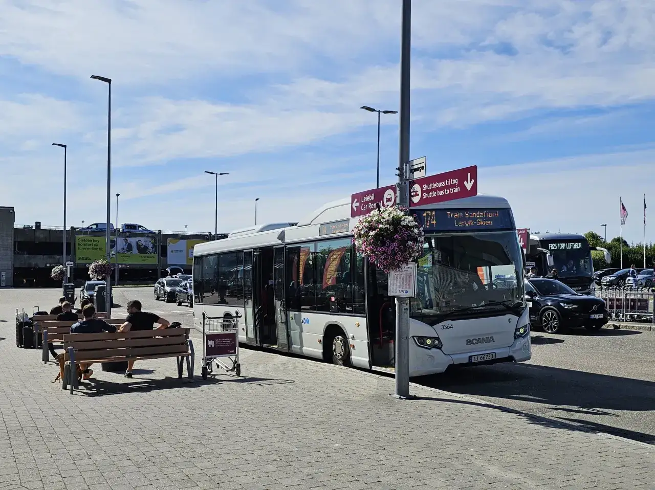 Autobus wahadłowy na lotnisku Sandefjord Torp czeka na pasażerów.
