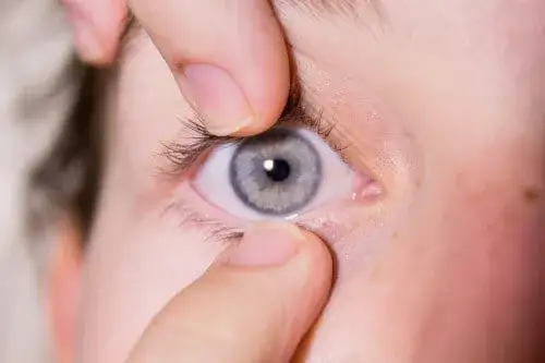 Zdjęcie Jak zdjąć soczewkę bez bólu i z łatwością – proste kroki do sukcesu