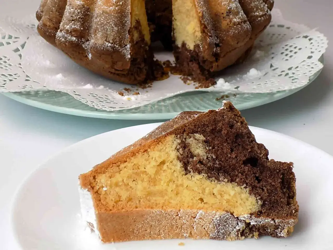 Szybka babka wilgotna, marmurkowa, opr&oacute;szona cukrem pudrem, wygląda apetycznie.