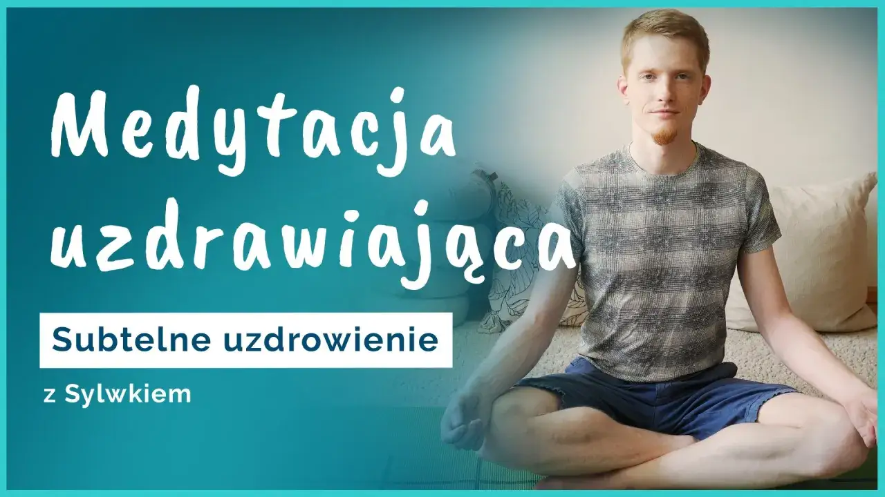 Mężczyzna w pozycji lotosu, prowadzi medytację na uzdrowienie. 