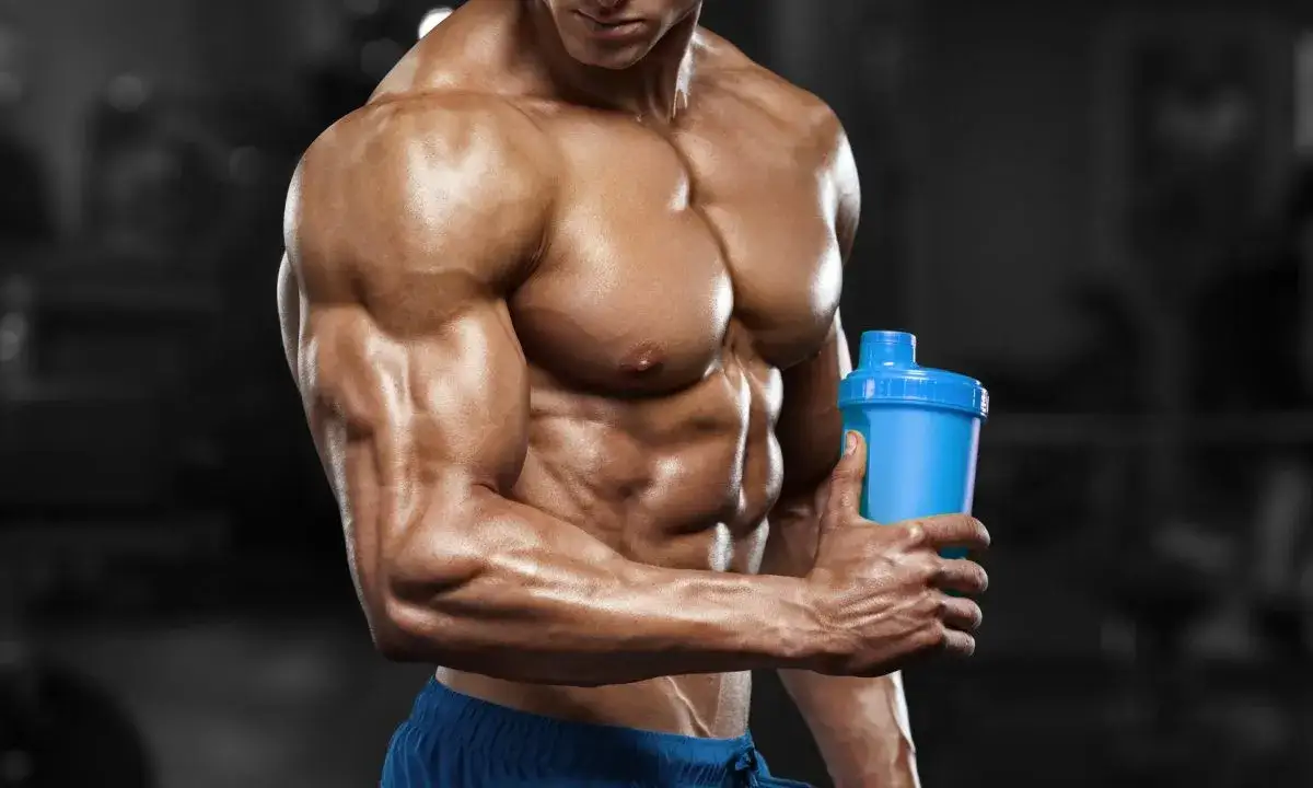 kulturysta pije shake białkowy po treningu, regeneracja mięśni