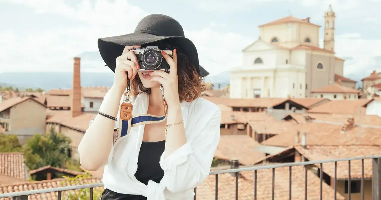 Lekki aparat fotograficzny w podróży