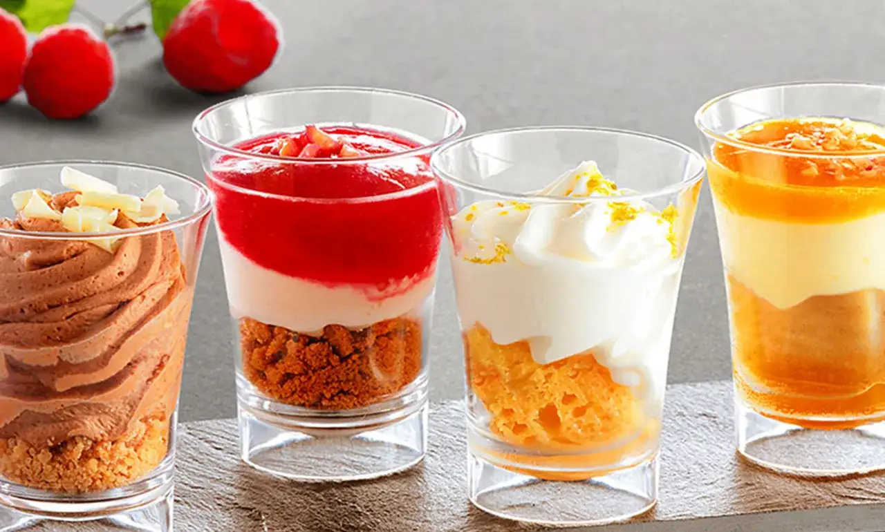 Trois verrines desserts différentes prêtes à servir
