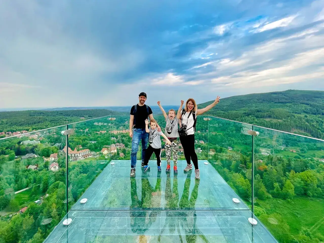 Rodzina cieszy się widokiem z wieży widokowej Świeradów Zdrój.