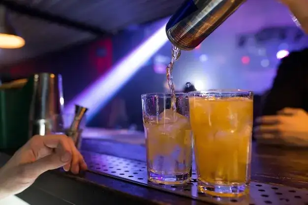 barman przygotowuje drinki