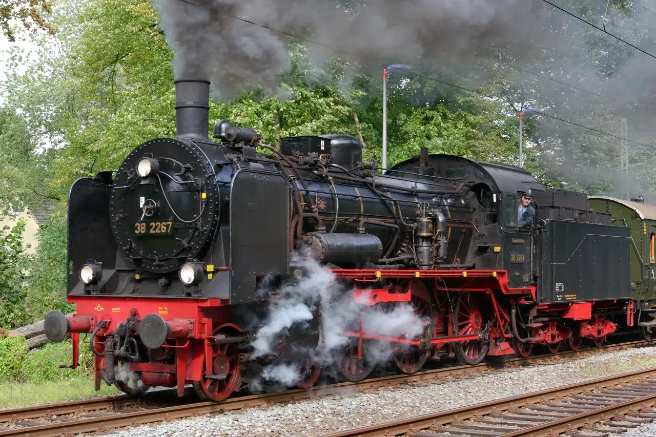 Parowóz z numerem 38 2267 wydaje kłęby dymu. Kto wynalazł pociąg? Ta maszyna przypomina o jego historii.
