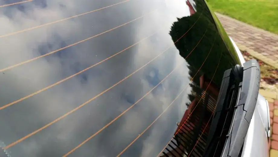 Uszkodzone ścieżki ogrzewania tylnej szyby