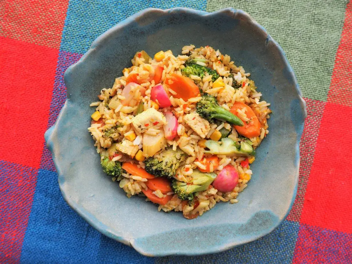 Podsmażanie ryżu z cebulą na patelni