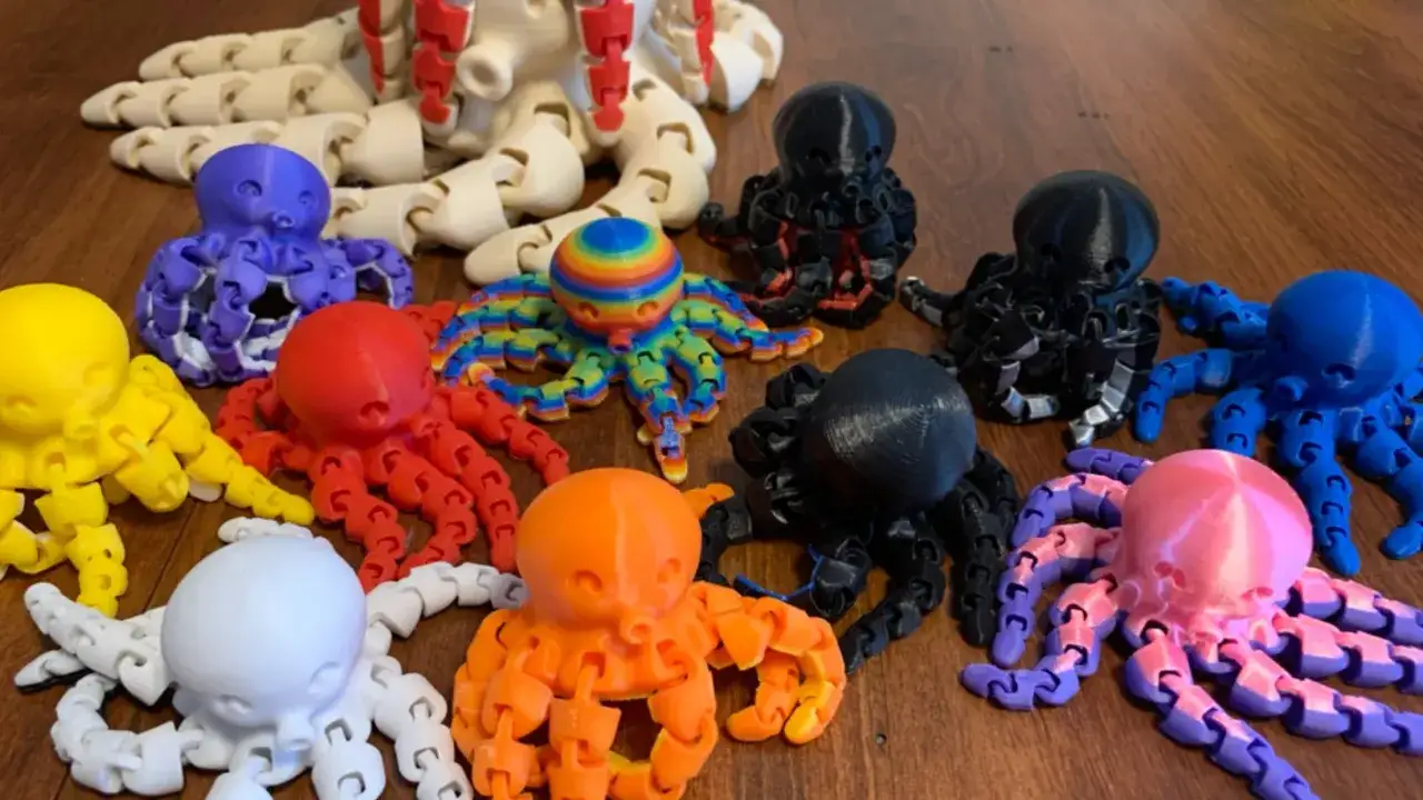 Kolekcja kolorowych, ruchomych ośmiorniczek z drukarki 3D. Gotowe projekty, kt&oacute;re zachwycają detalami i żywymi barwami.