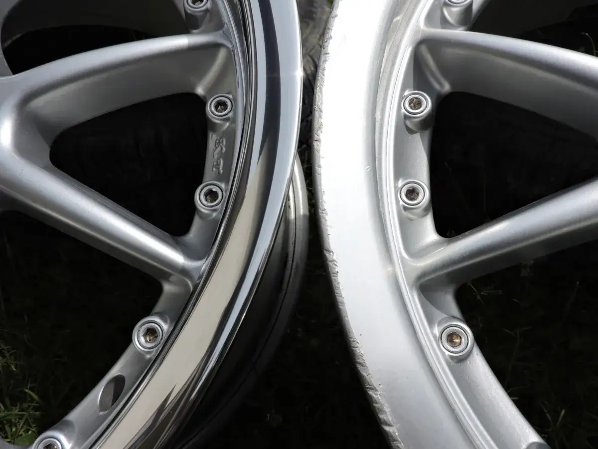 Dwie felgi aluminiowe, jedna po polerowaniu, druga przed. Widać r&oacute;żnicę w połysku.