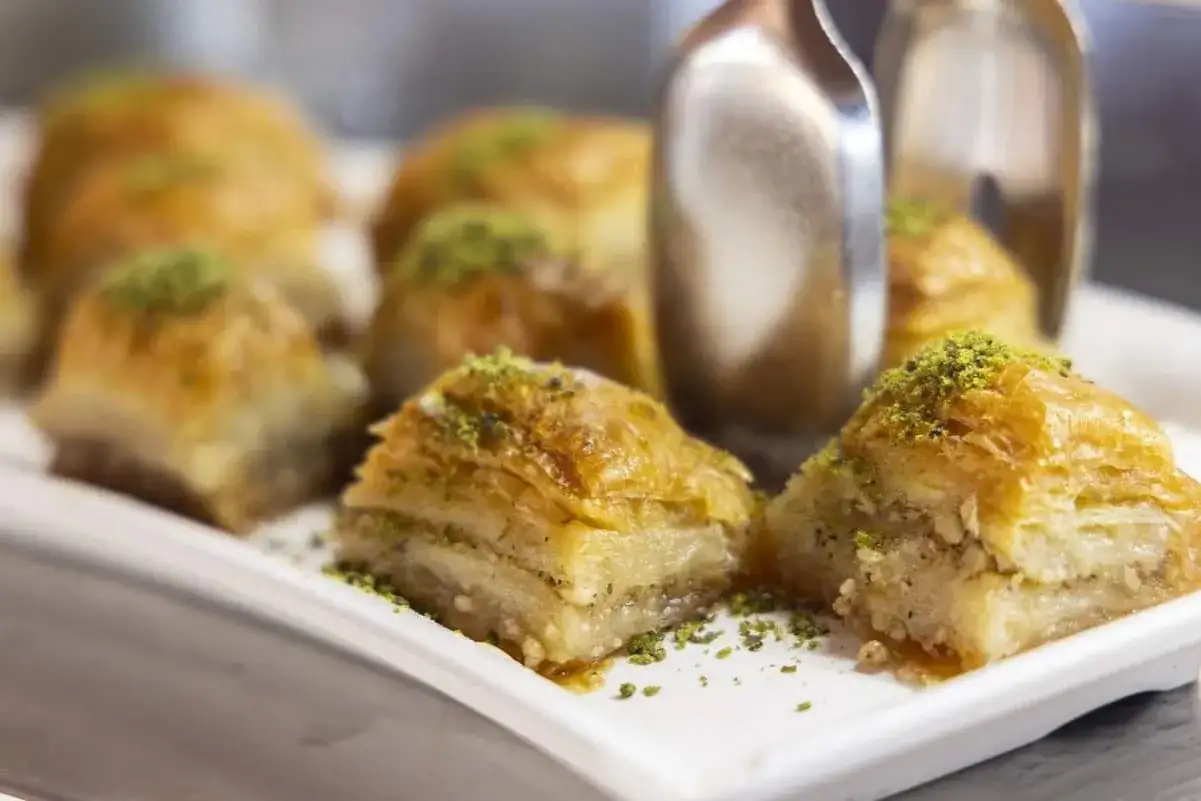 Słodka baklava, idealna na deser. Ten przepis na baklavę jest prosty i pyszny.