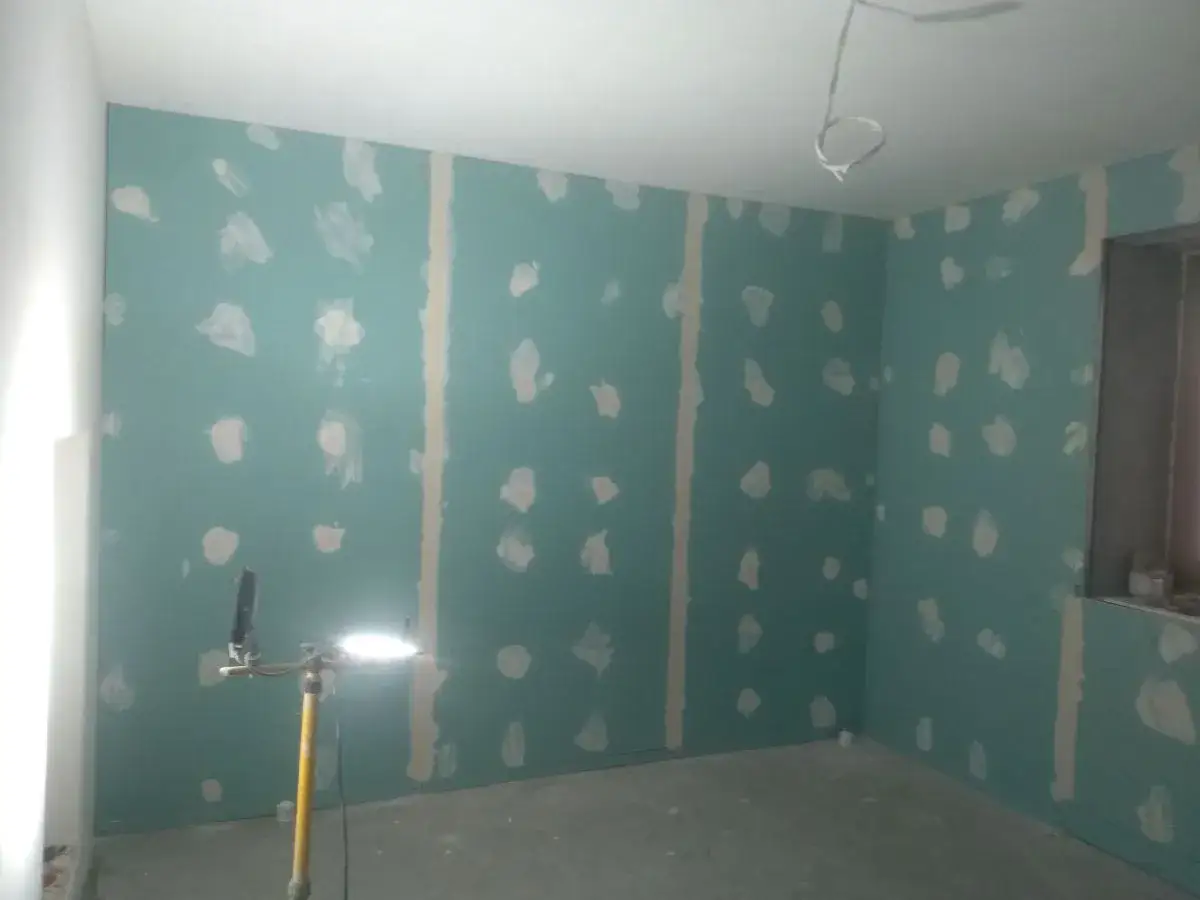 Ściany z płyty GK z widocznymi masami szpachlowymi. Czy można malować płytę GK bez gładzi? Tak, po odpowiednim przygotowaniu.