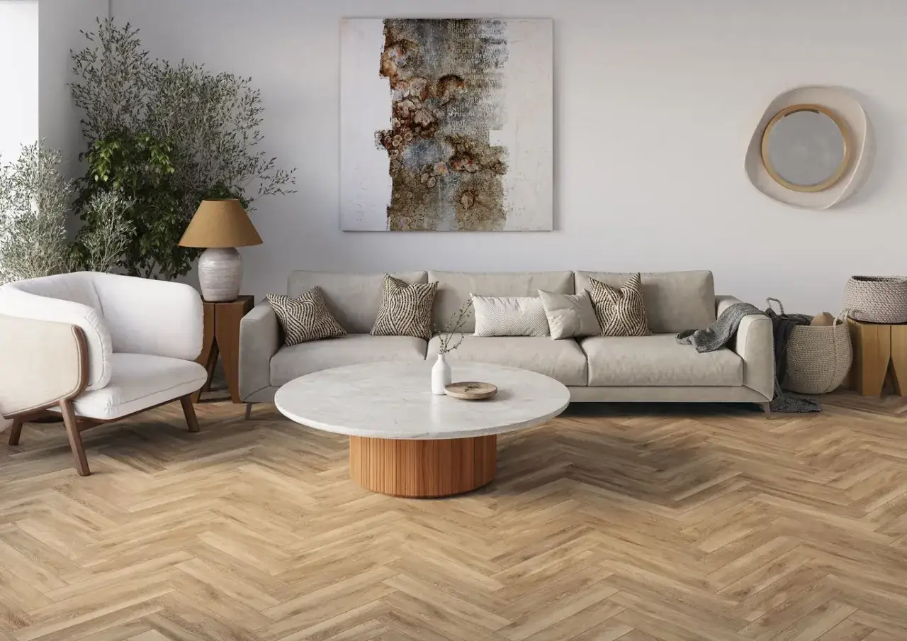 Nowoczesny salon z sofą, fotelem i stolikiem kawowym. Obraz na ścianie wisi bez wiercenia, tworząc stylową aranżację.