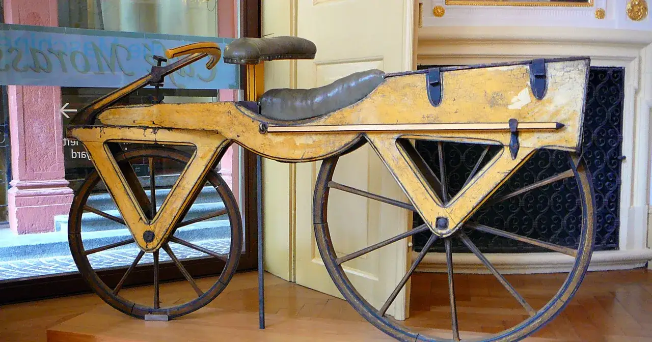 Drewniany pojazd z dwoma kołami, siodełkiem i kierownicą – tak wyglądał pierwszy rower.