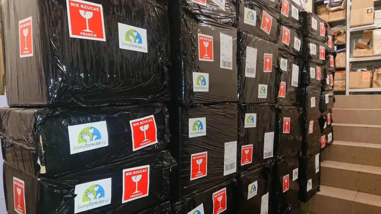 Paczki z logo DomyDziecka.org i oznaczeniem 