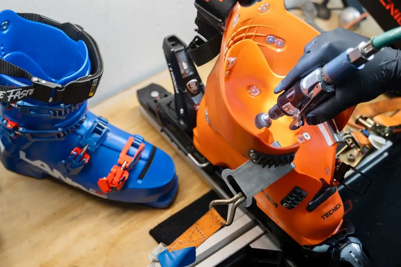 bootfitting butów narciarskich w specjalistycznym sklepie