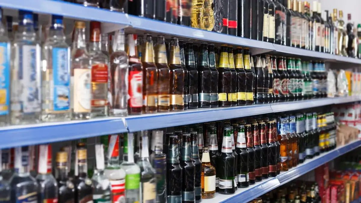 turysta kupuje piwo w norweskim supermarkecie