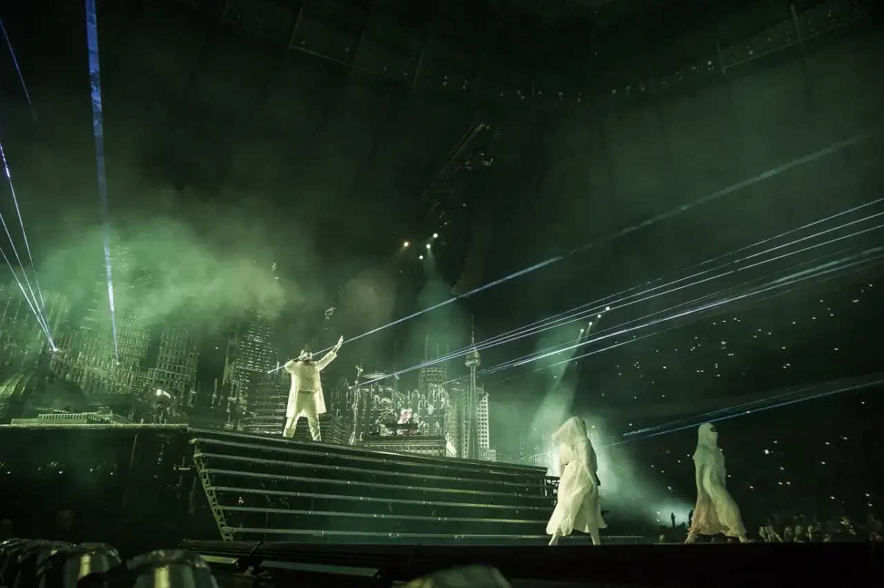 The Weeknd na scenie, otoczony dymem i laserami. Koncert trwa, a fani czekają na kolejne hity.