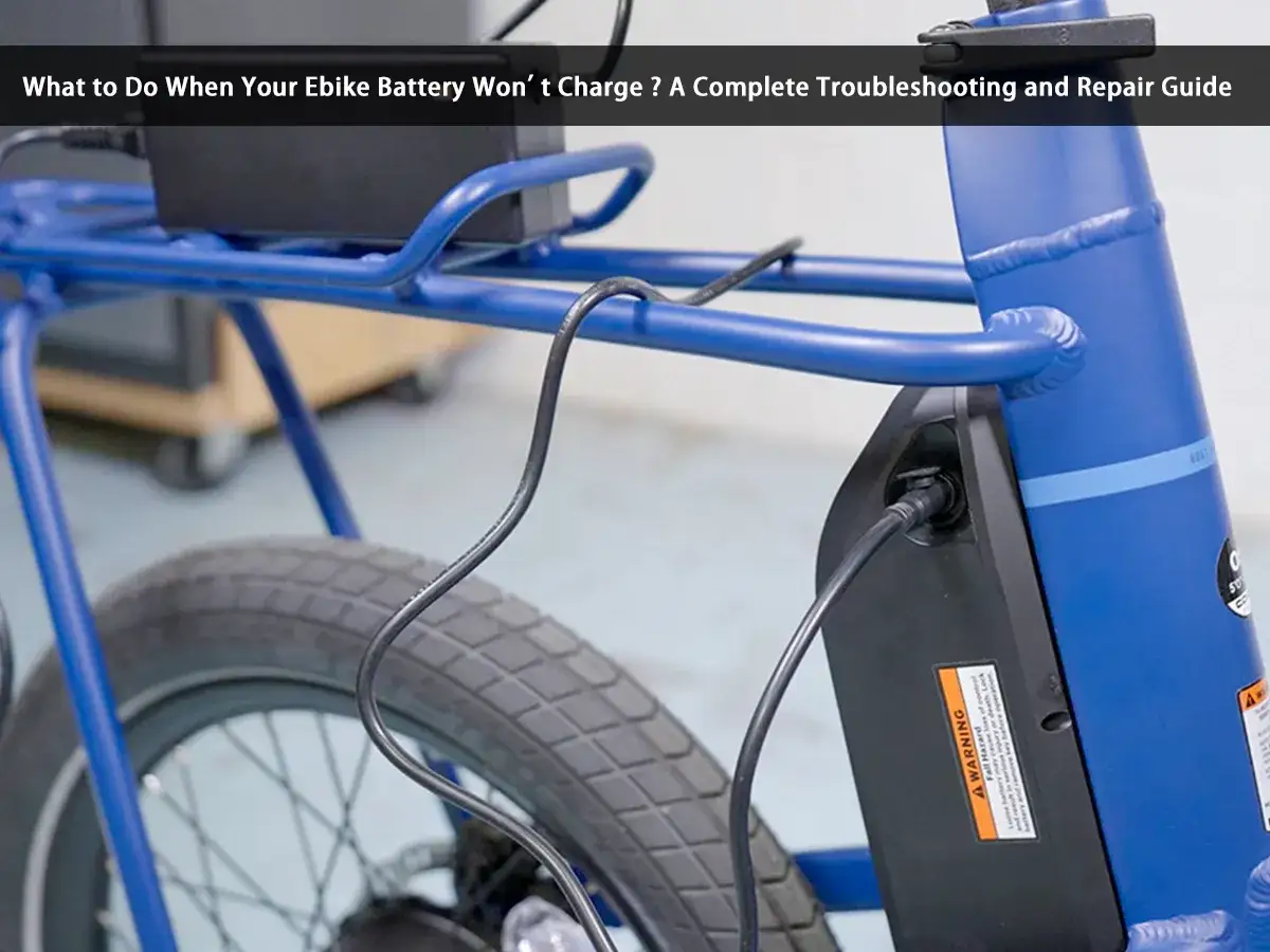 Niebieski rower elektryczny, kt&oacute;rego bateria nie ładuje się. Kabel ładowarki jest podłączony do akumulatora.