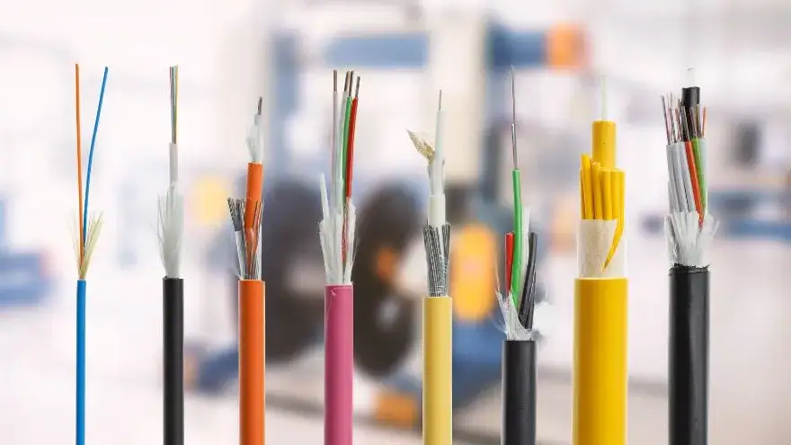 r&oacute;żne typy kabli światłowodowych