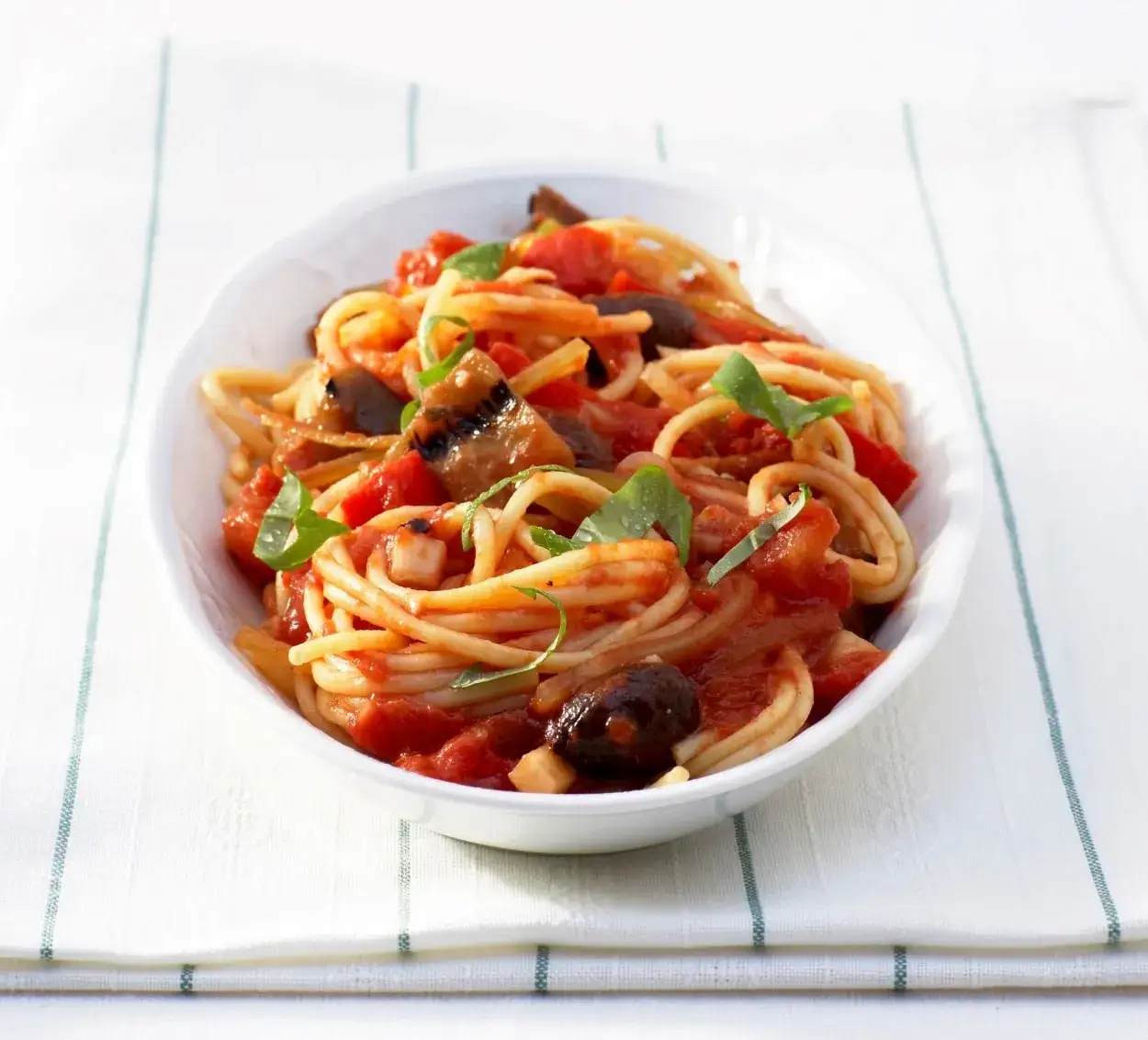 Spaghetti Napoli z chili, spaghetti Napoli dla dzieci, spaghetti Napoli z parmezanem