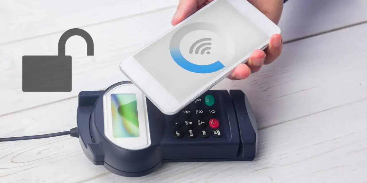 Płatność zbliżeniowa telefonem. Symbol NFC na ekranie smartfona zbliżonego do terminala płatniczego. Obok otwarty symbol kł&oacute;dki.