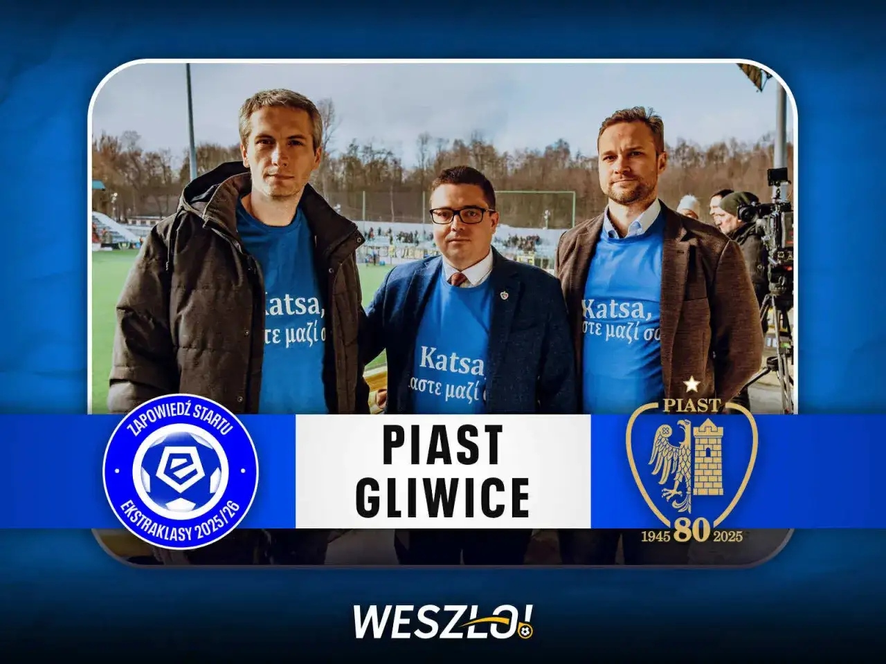 Trzech mężczyzn w niebieskich koszulkach z napisem 