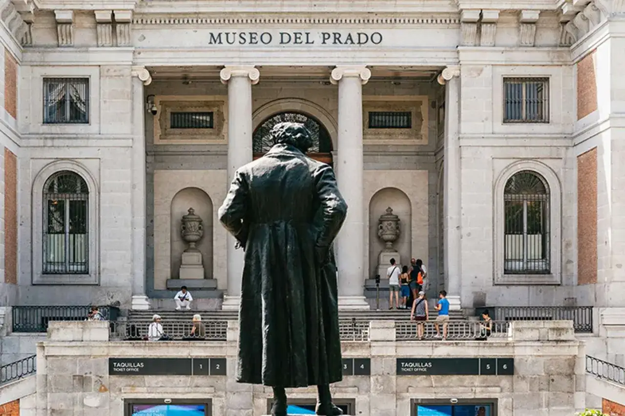 Pomnik przed wejściem do muzeum sztuki w Madrycie, Museo del Prado.