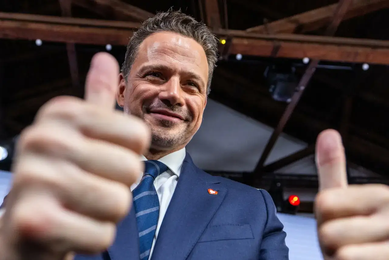 Rafał Trzaskowski, uśmiechnięty, pokazuje kciuki w górę. Czy to znak poparcia dla jego partii?