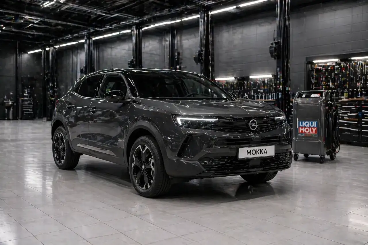 Nowy Opel Mokka w warsztacie, gotowy na wymianę oleju.