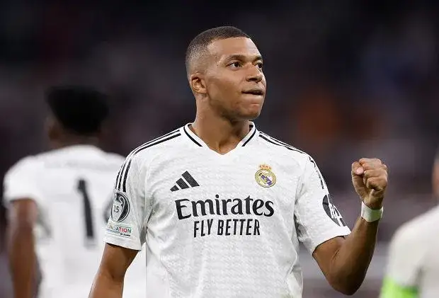 Kylian Mbapp&eacute; w koszulce Realu Madryt