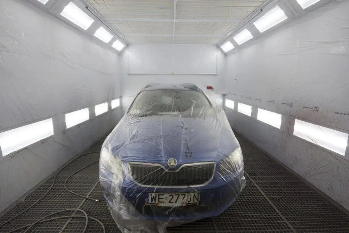 samochód w kabinie lakierniczej