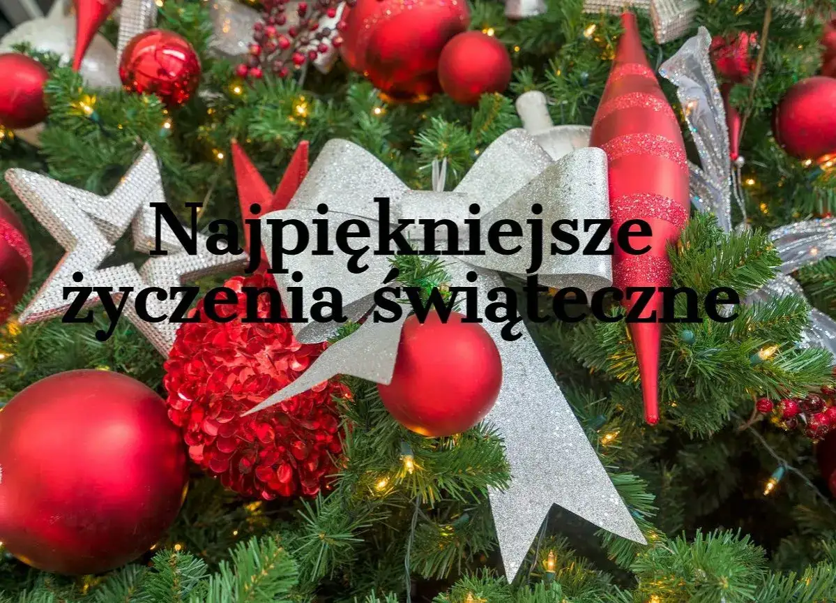 Choinka ozdobiona bombkami i gwiazdami. Napis 